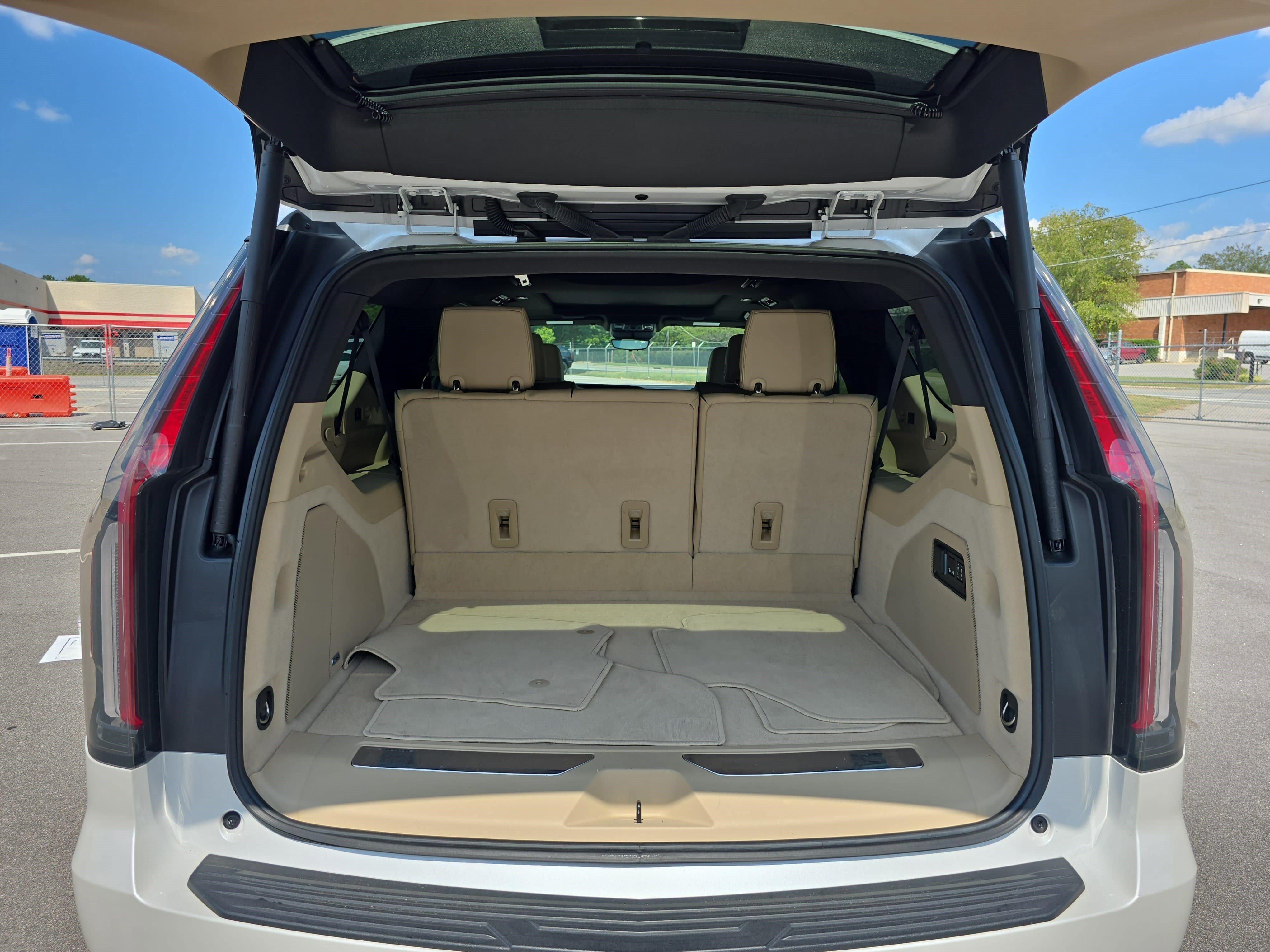 Used 2024 Cadillac Escalade ESV Premium Luxury w/ Performance Package AWD/4WD image 13
