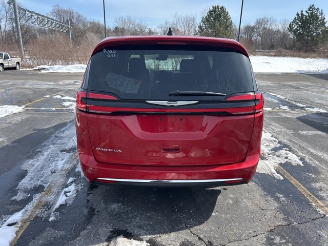 Used 2025 Chrysler Pacifica Select image 3