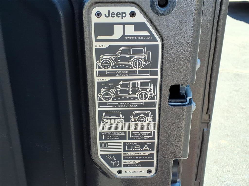 Used 2025 Jeep Wrangler Sahara image 12