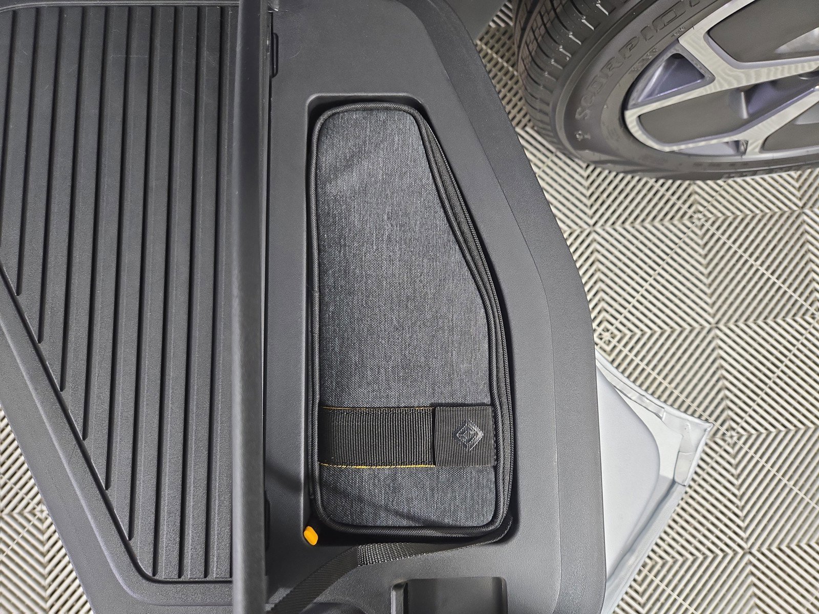 Used 2023 Rivian R1T Adventure image 32