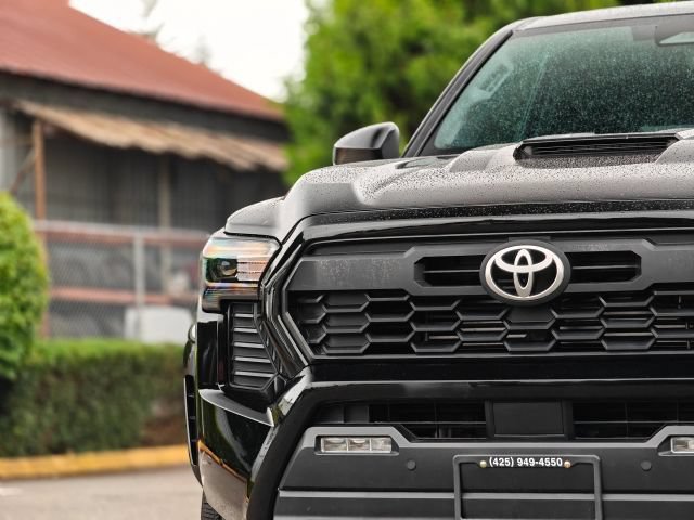 Used 2024 Toyota Tacoma TRD Sport w/ TRD Sport Upgrade Package AWD/4WD image 5