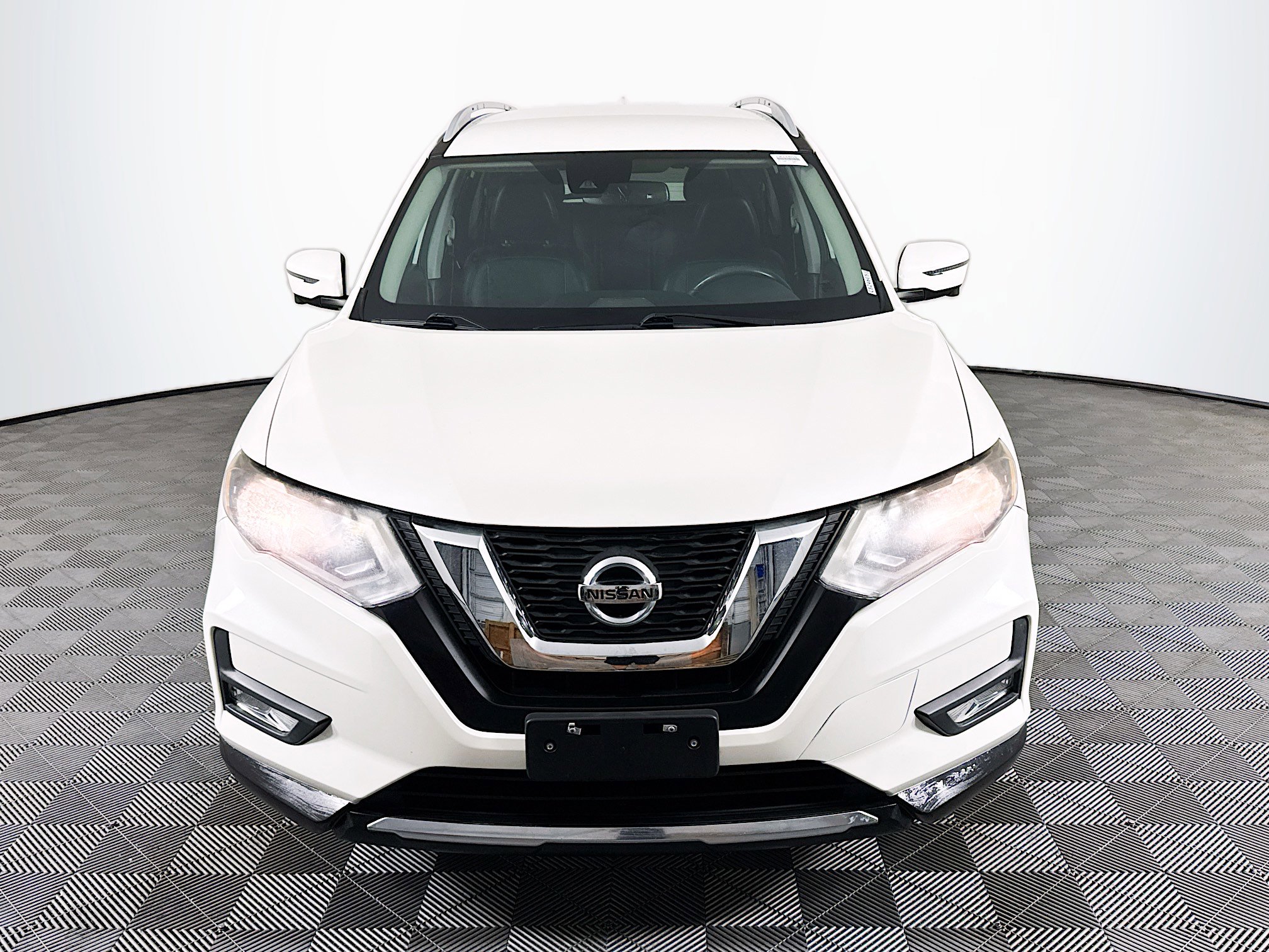 Used 2017 Nissan Rogue SL image 2