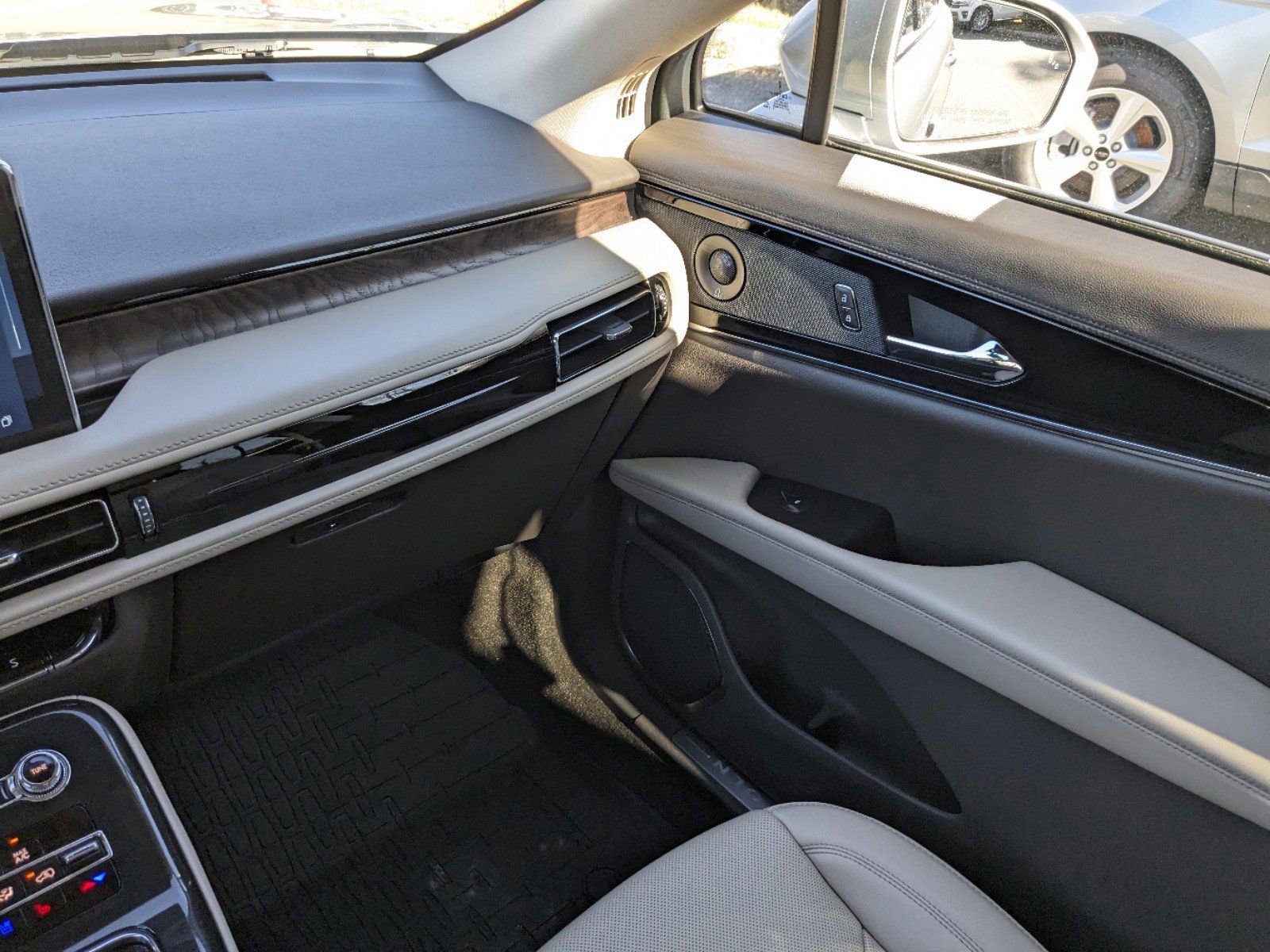 Used 2023 Lincoln Nautilus Reserve w/ Equipment Group 201A image 19