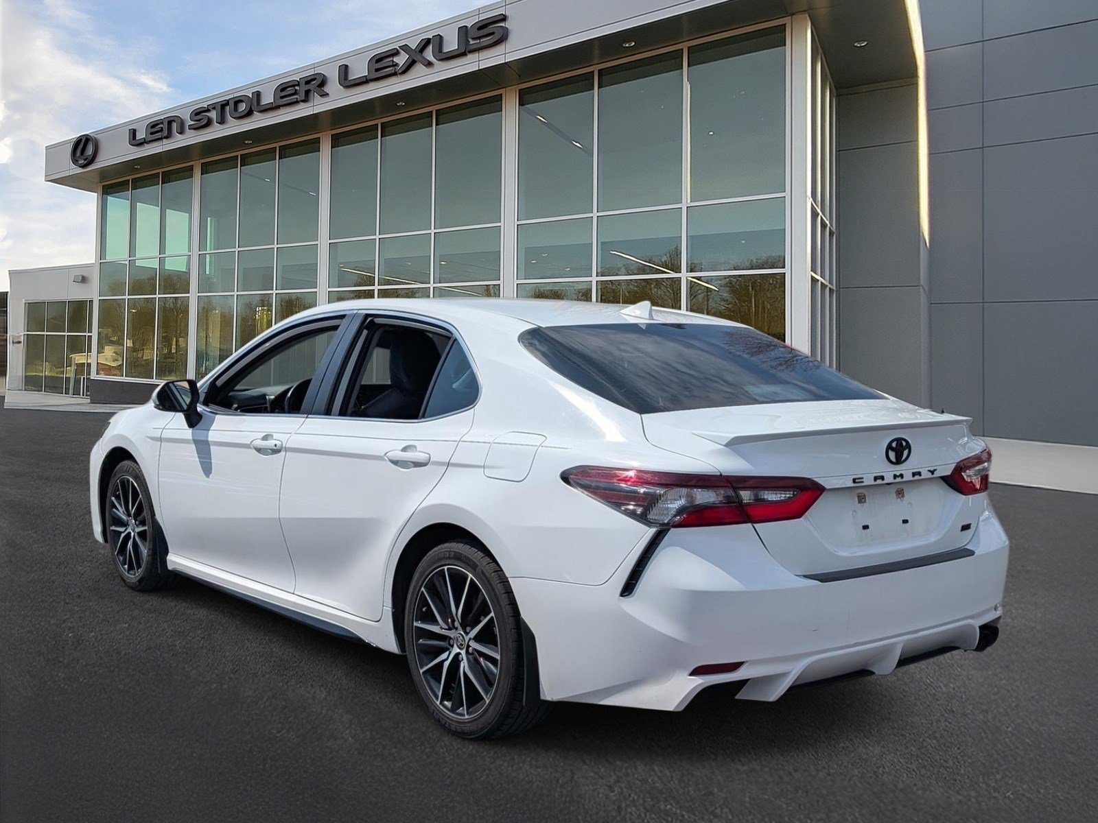 Used 2024 Toyota Camry SE image 5