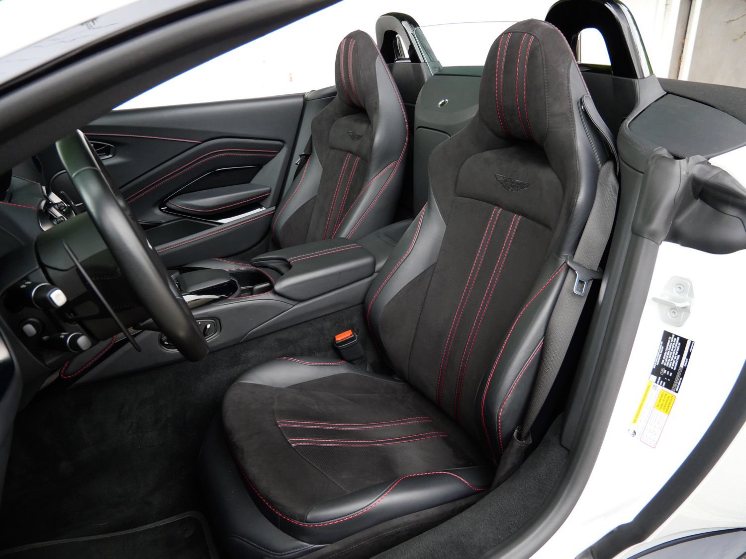 Used 2023 Aston Martin V8 Vantage Roadster RWD image 22