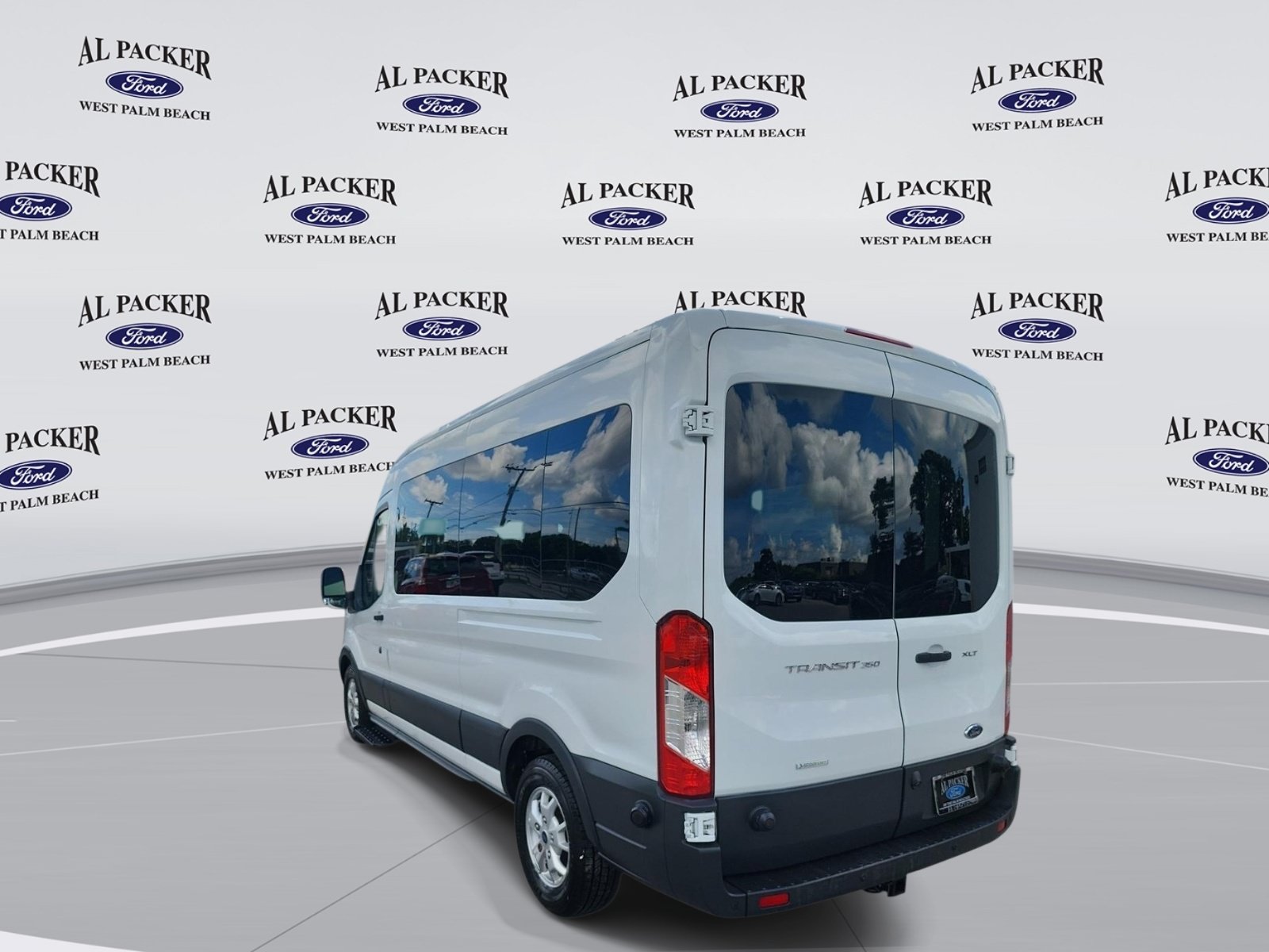 Used 2015 Ford Transit 350 XLT RWD image 3