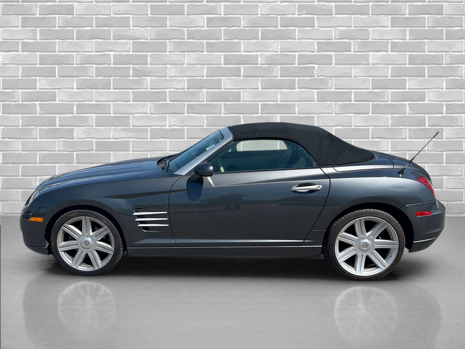 Used 2005 Chrysler Crossfire Limited RWD image 2