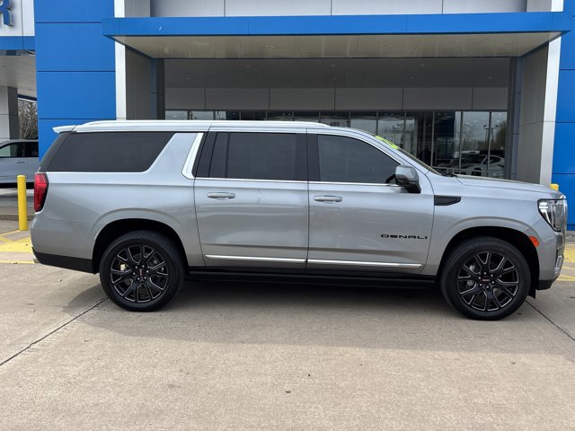 Used 2023 GMC Yukon XL Denali image 2
