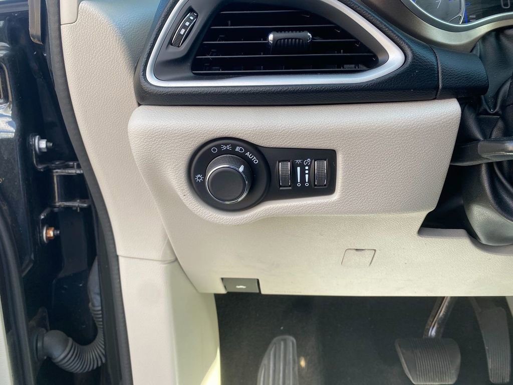 Used 2022 Chrysler Voyager LX image 14