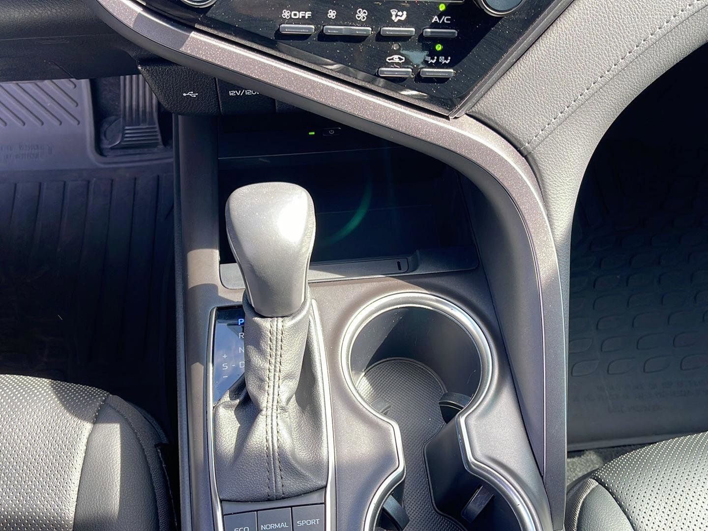 Used 2024 Toyota Camry XLE w/ Navigation Package FWD image 19