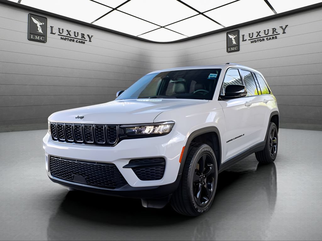 Used 2024 Jeep Grand Cherokee Altitude AWD/4WD image 4