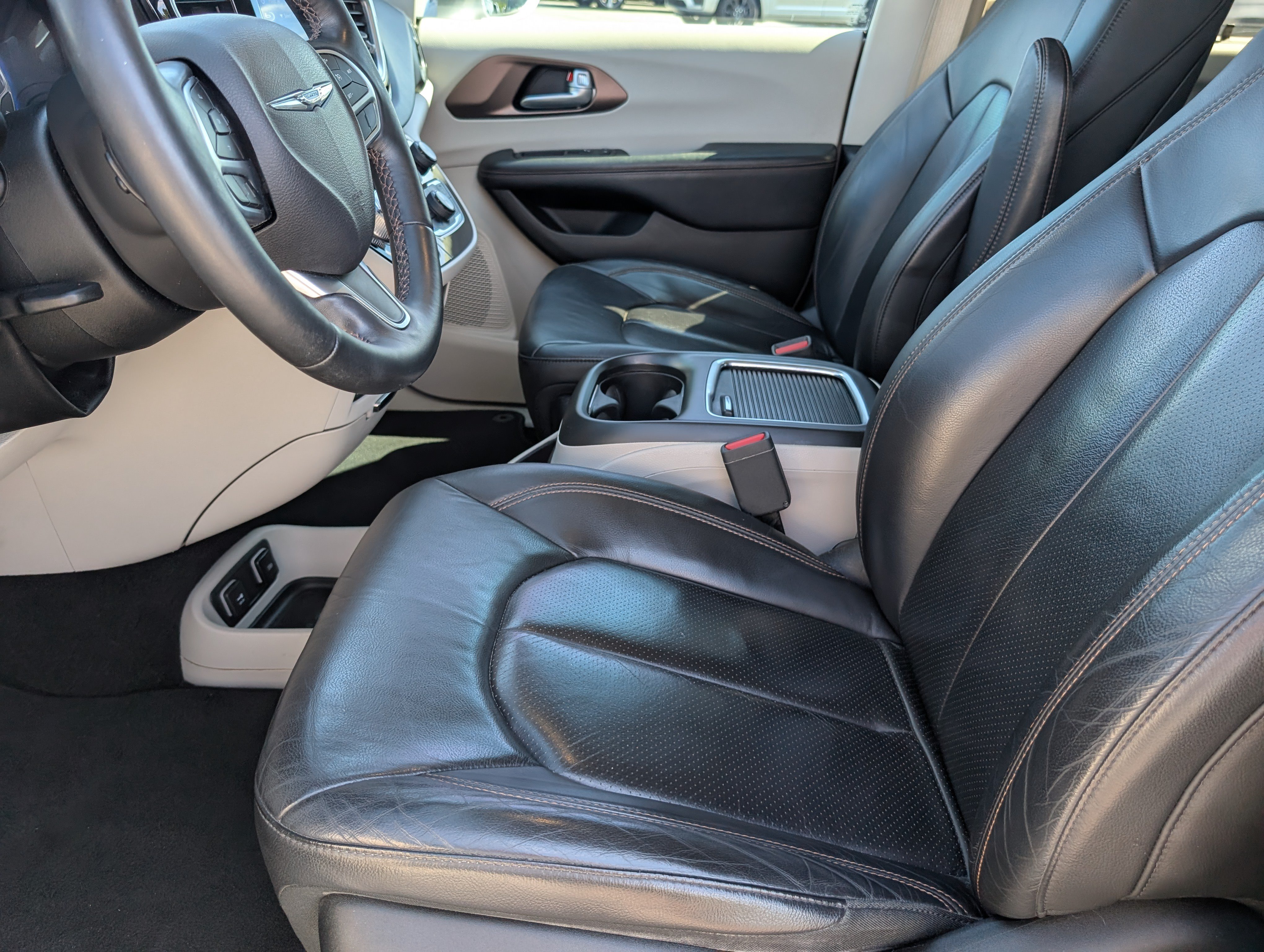 Used 2018 Chrysler Pacifica Touring-L Plus w/ Tire & Wheel Group FWD image 12
