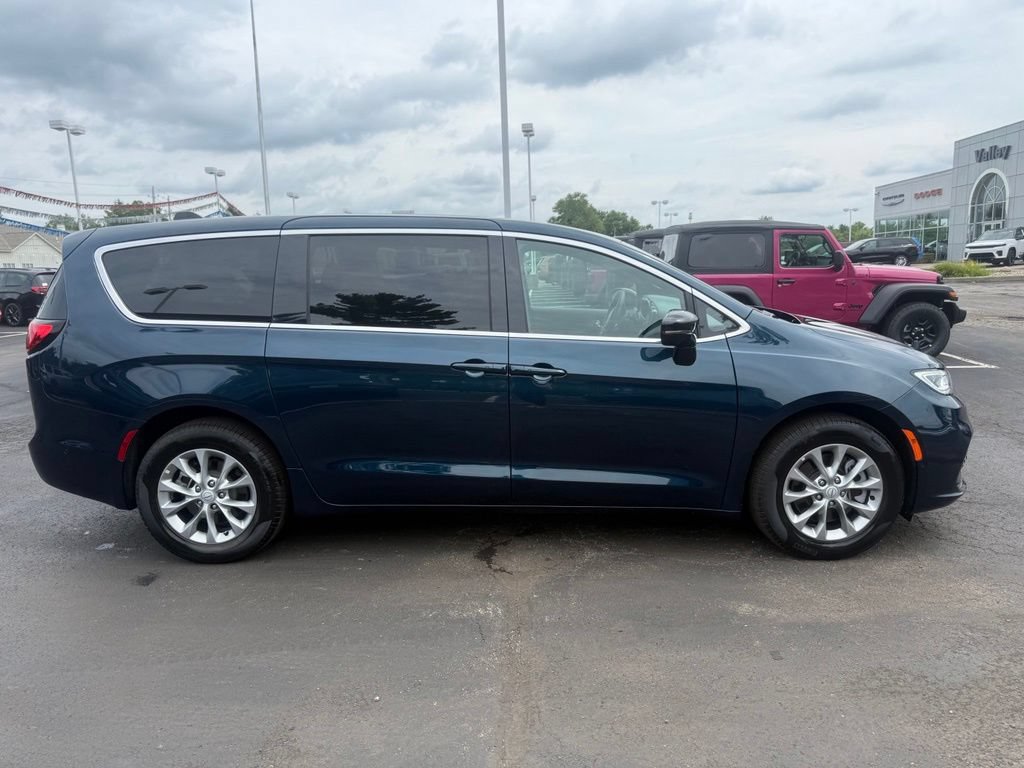 Used 2025 Chrysler Pacifica Select w/ Uconnect Theater Family Group AWD/4WD image 2