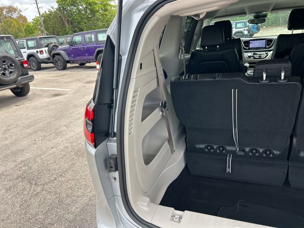 Used 2024 Chrysler Pacifica Touring-L image 28