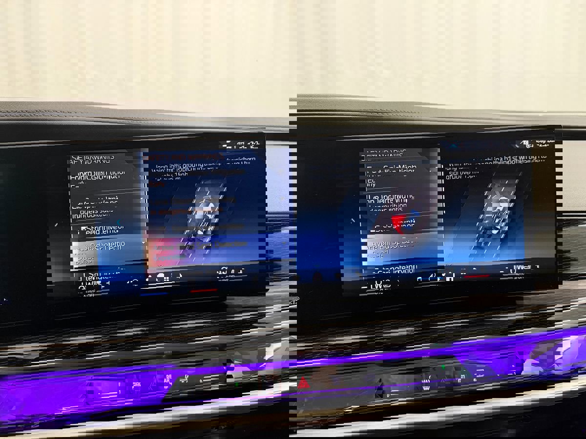 Used 2025 BMW 740i xDrive image 27