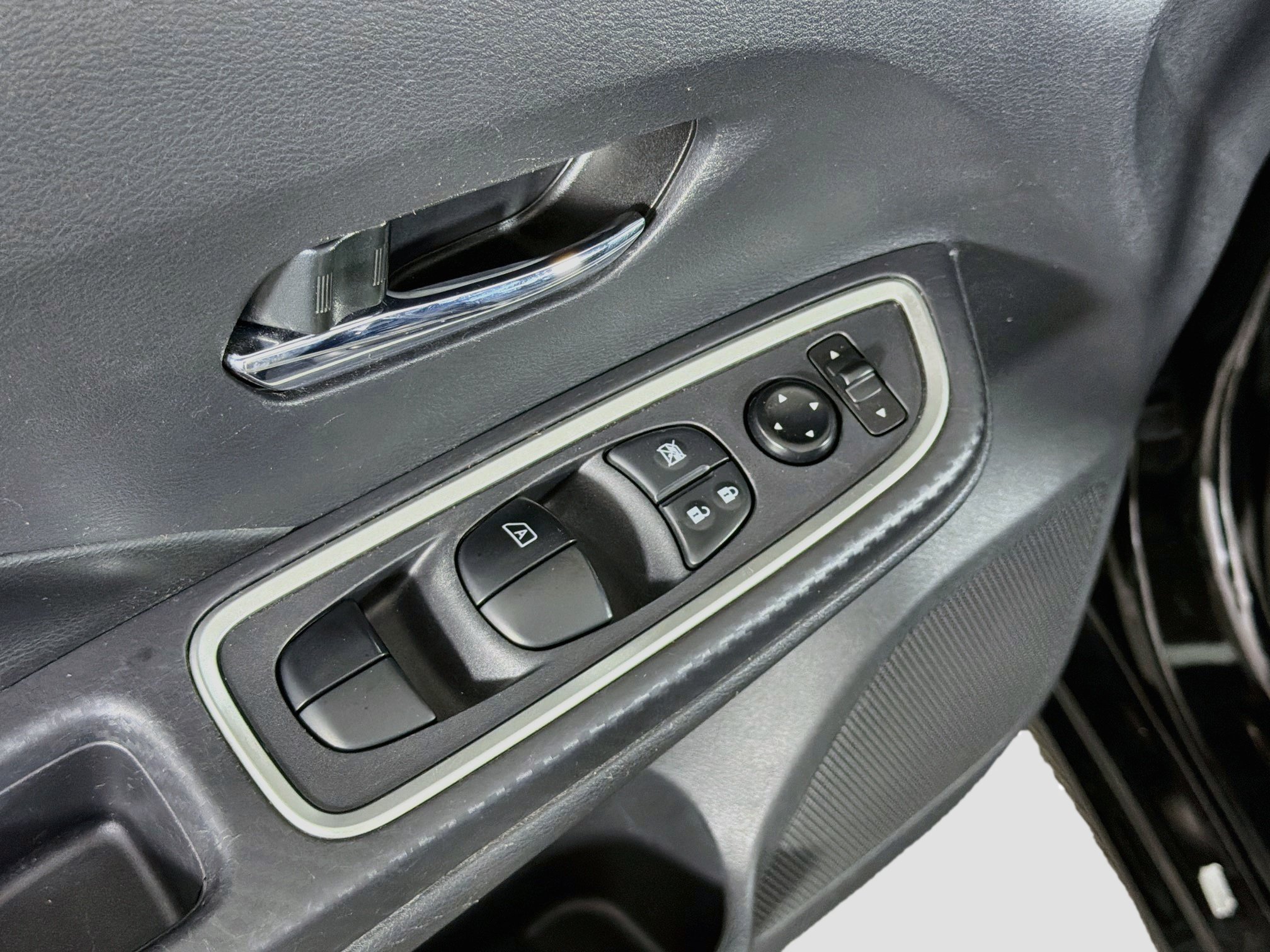 Used 2024 Nissan Versa SR FWD image 15