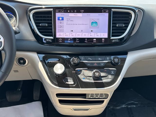Used 2023 Chrysler Pacifica Touring-L image 22