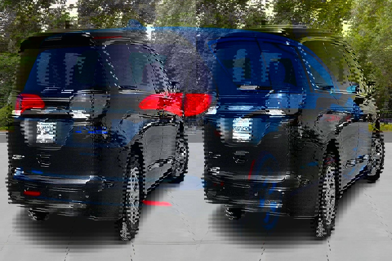 Used 2017 Chrysler Pacifica LX w/ Tire & Wheel Group image 5