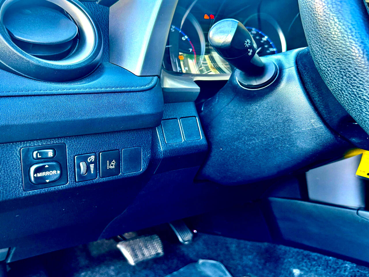 Used 2018 Toyota RAV4 LE w/ Carpet Mat Package image 19