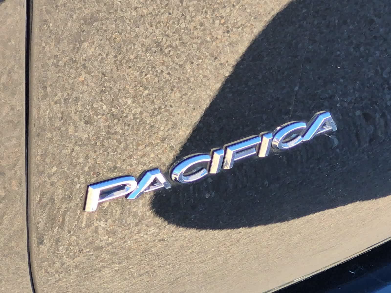 Used 2018 Chrysler Pacifica Touring-L Plus FWD image 13