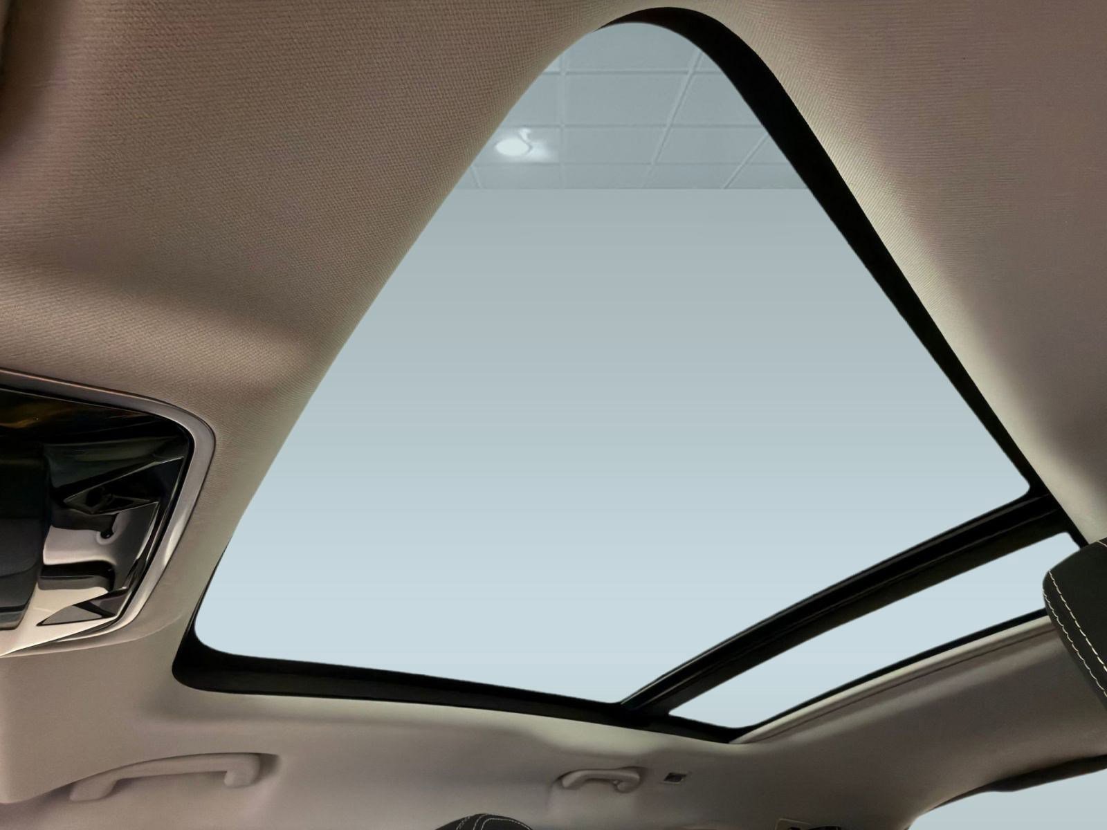 Used 2020 Land Rover Range Rover Velar S image 14