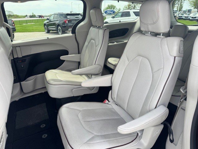 Used 2020 Chrysler Pacifica Limited w/ Tire & Wheel Group FWD image 26