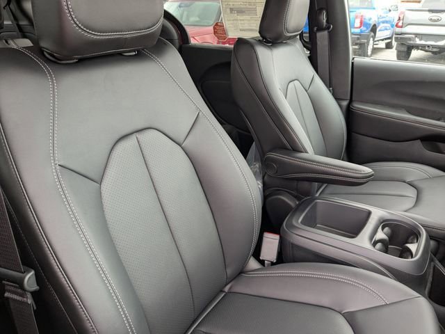 New 2026 Chrysler Pacifica Select FWD image 8