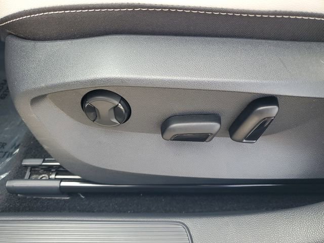 Used 2025 Volkswagen Taos SE w/ Panoramic Sunroof Package image 17