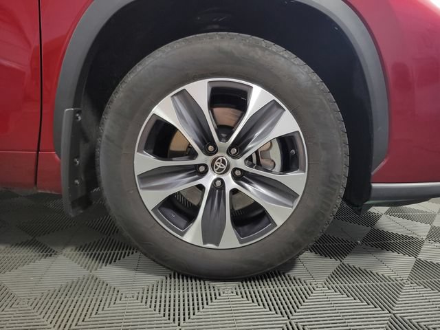 Used 2025 Toyota Highlander XLE FWD image 14