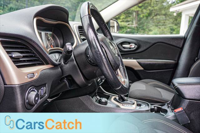 Used 2017 Jeep Cherokee Latitude w/ Cold Weather Group AWD/4WD image 19