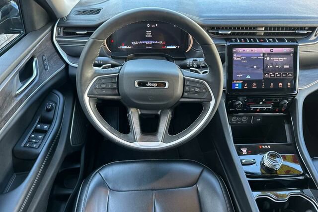 Used 2023 Jeep Grand Cherokee Limited image 11