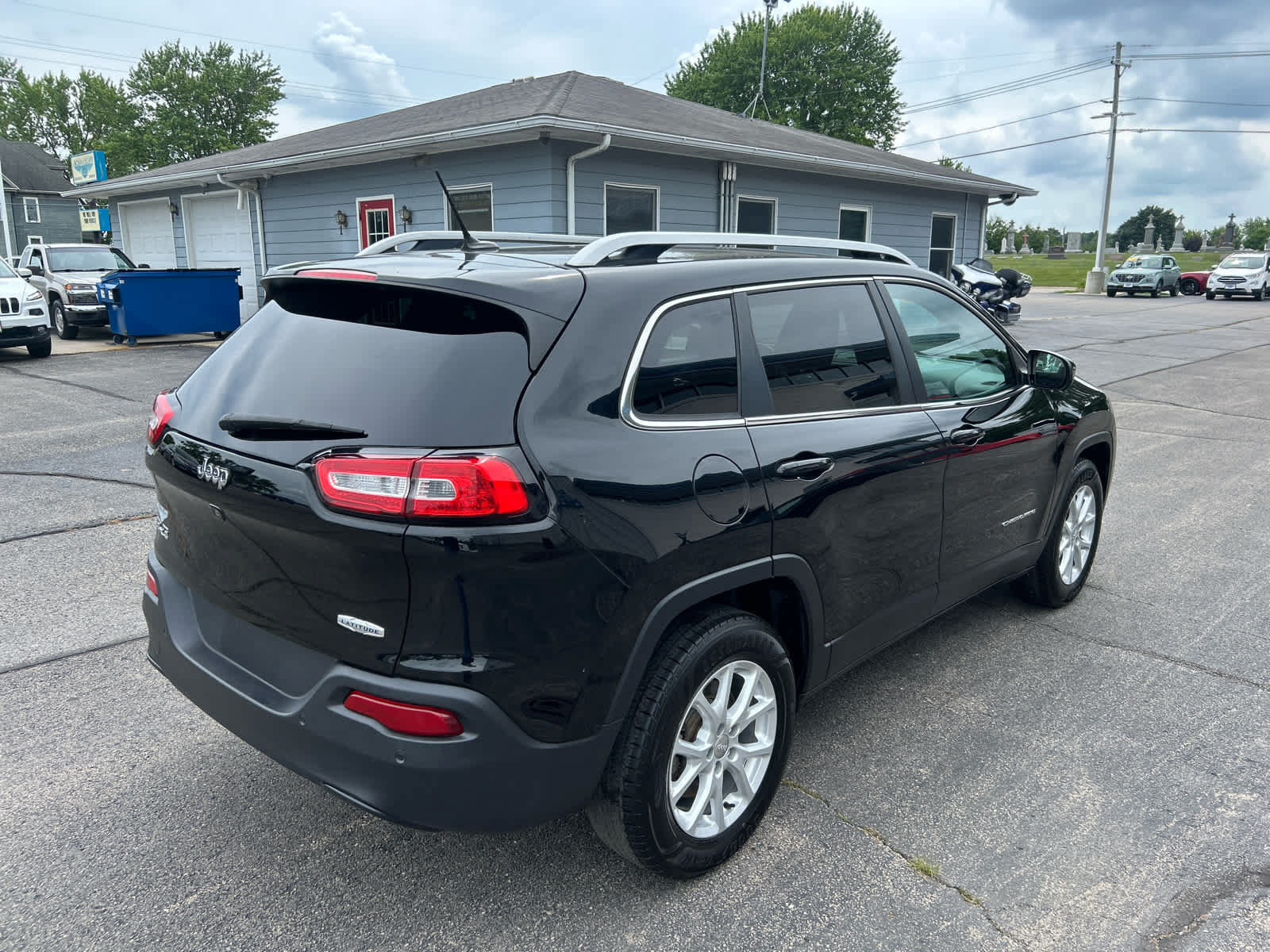 Used 2018 Jeep Cherokee Latitude w/ Safety Group AWD/4WD image 3
