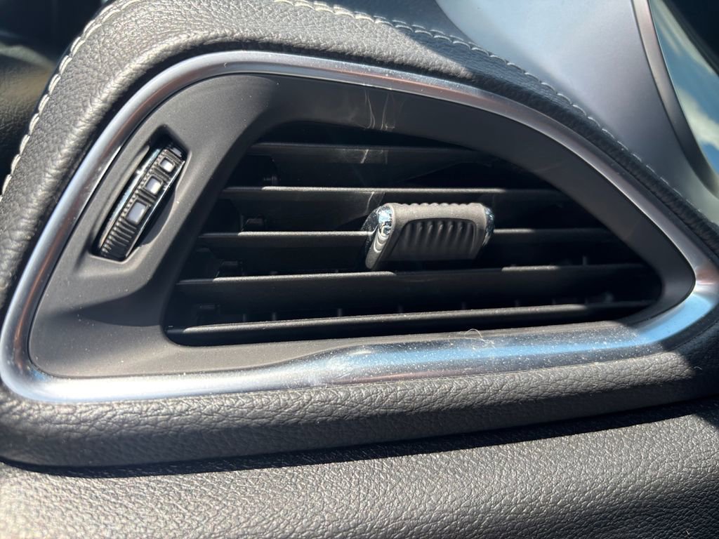 Used 2025 Chrysler Pacifica Limited FWD image 14