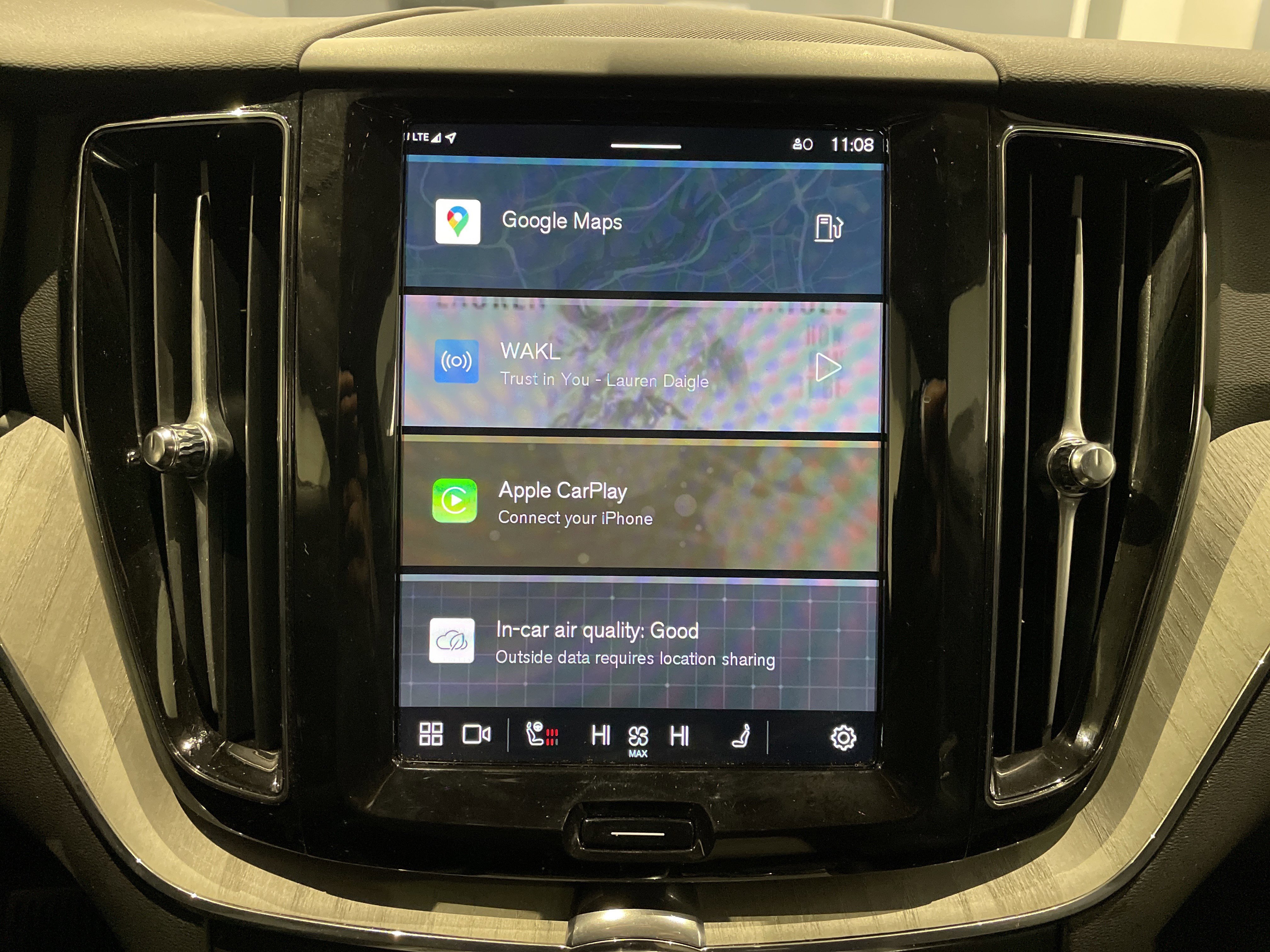 Used 2025 Volvo XC60 B5 Plus image 24