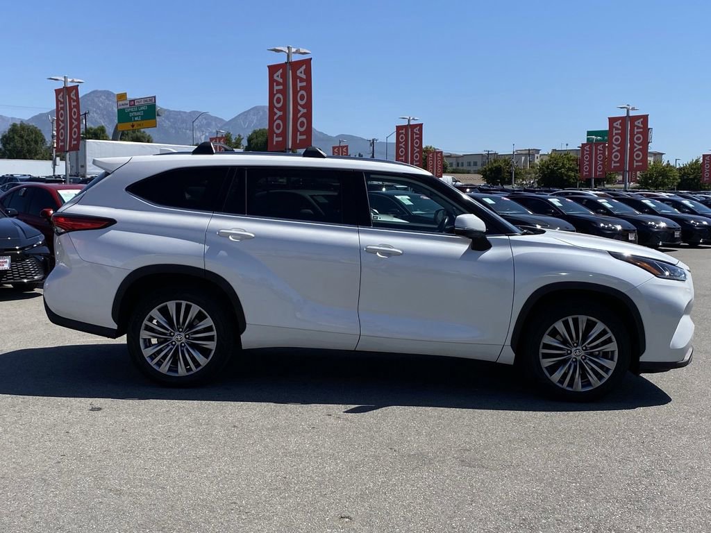 Certified 2021 Toyota Highlander Platinum FWD image 44