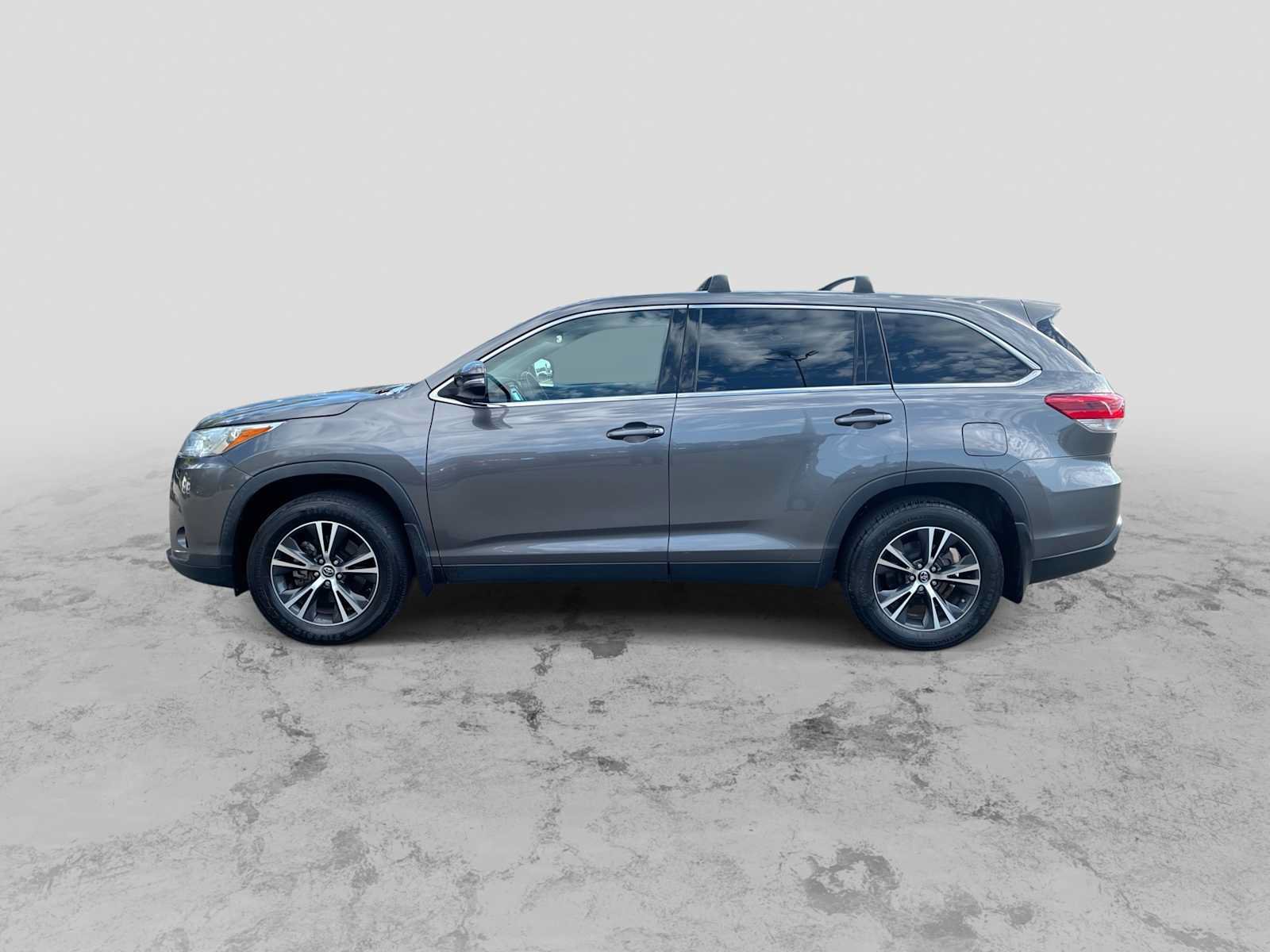 Used 2019 Toyota Highlander LE AWD/4WD image 5