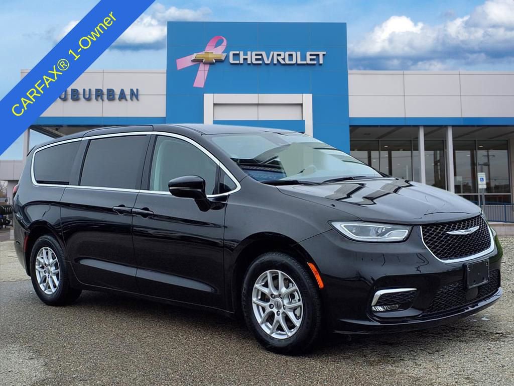 Used 2024 Chrysler Pacifica Touring-L FWD image 3