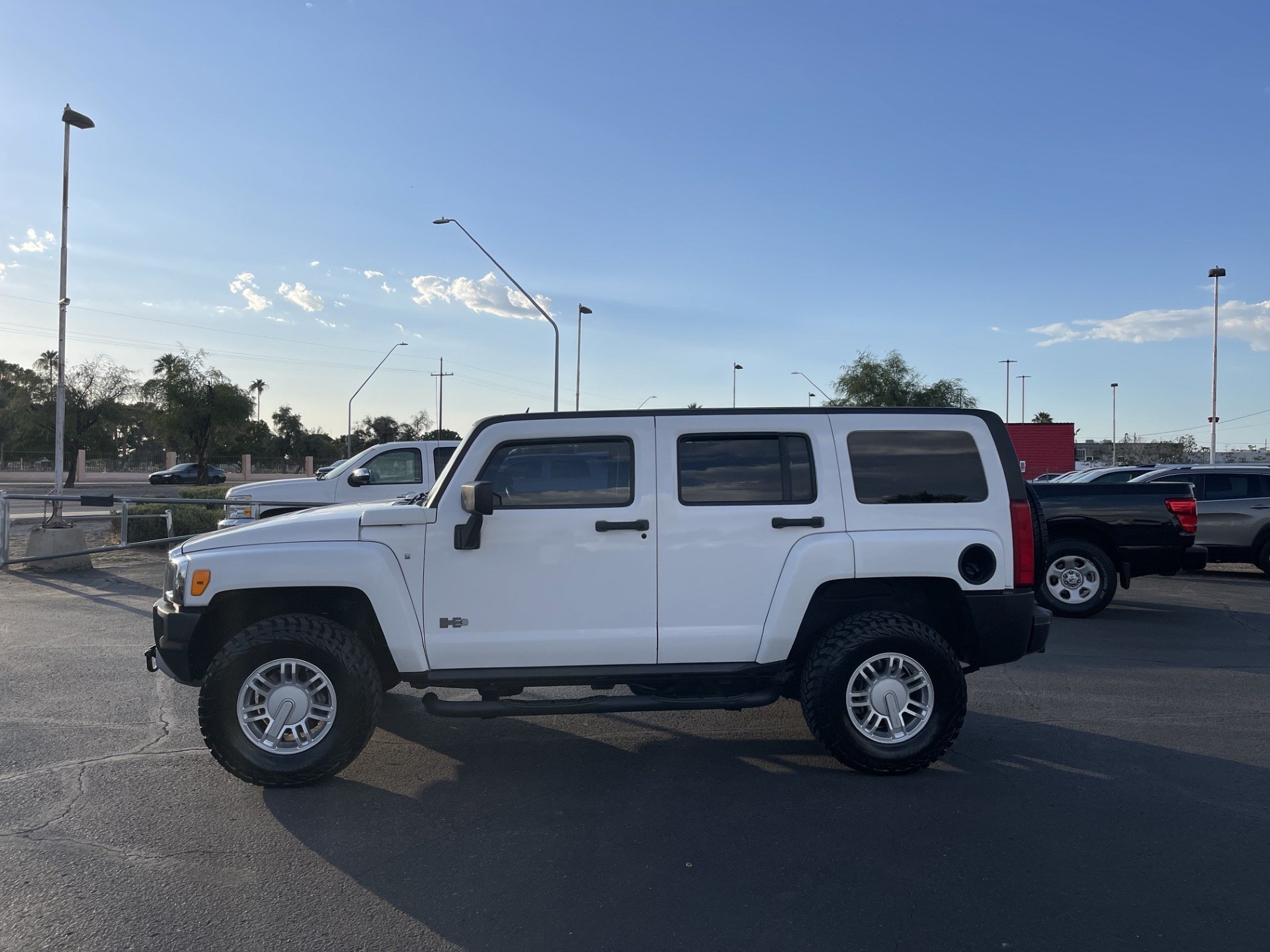 Used 2009 HUMMER H3 Luxury AWD/4WD image 2