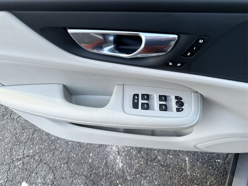 Used 2021 Volvo S60 T5 Momentum w/ Premium Package image 15