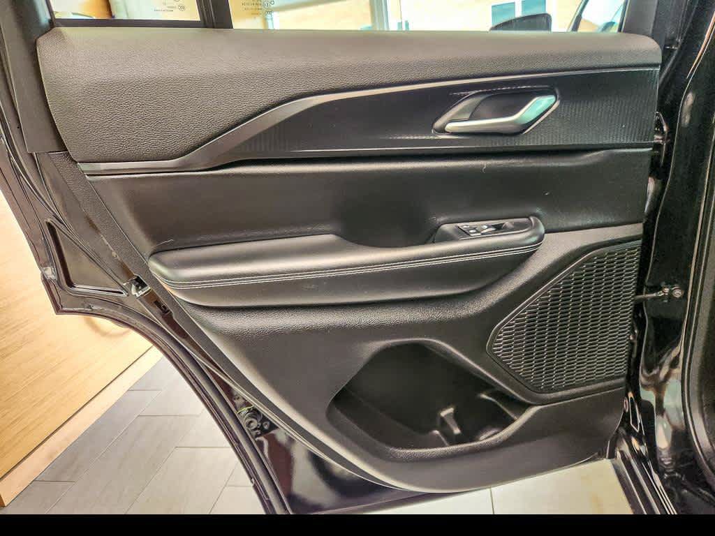 Used 2023 Jeep Grand Cherokee Laredo AWD/4WD image 19