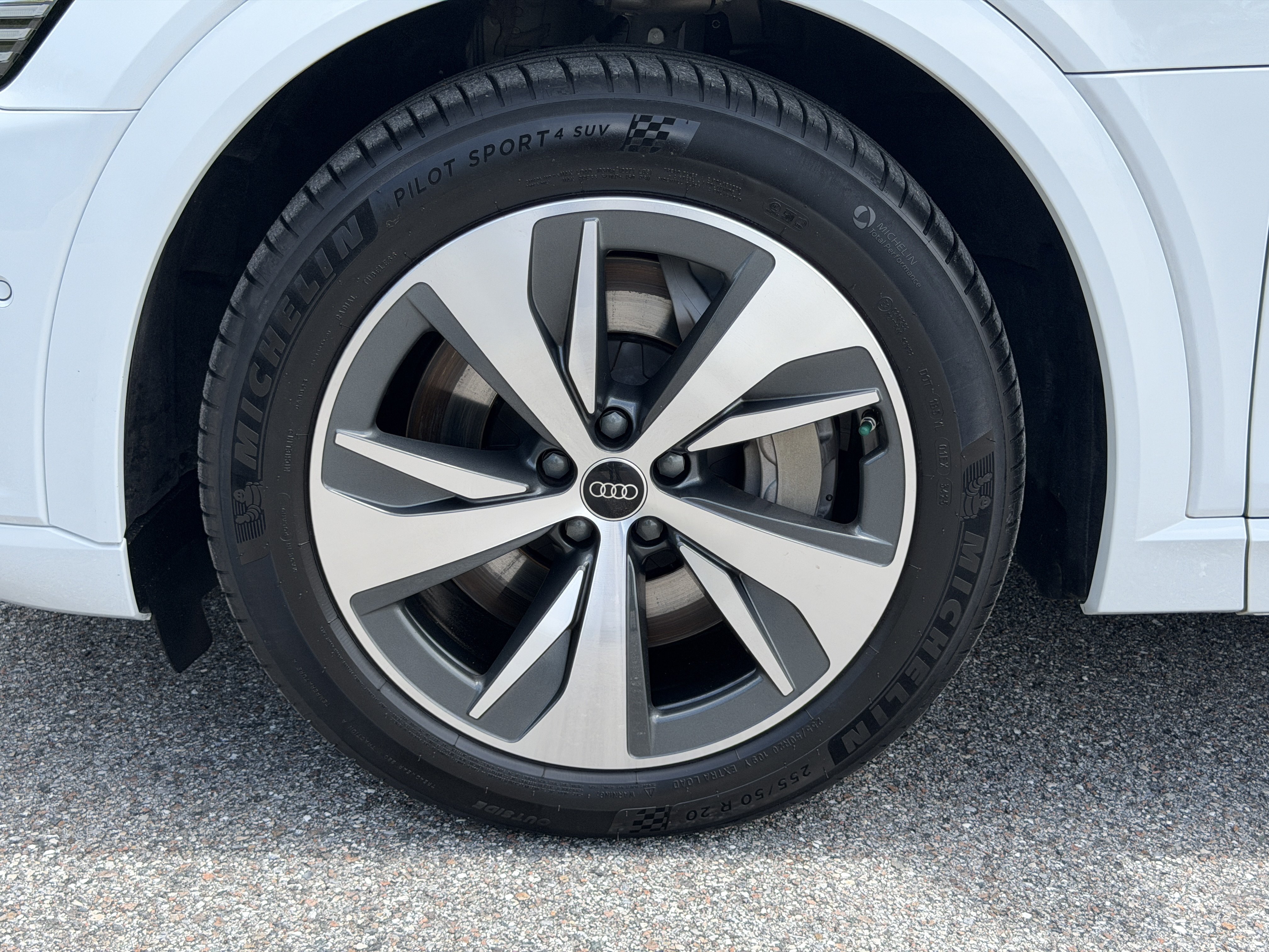Certified 2024 Audi Q8 e-tron Premium Plus w/ Premium Plus Package AWD/4WD image 37