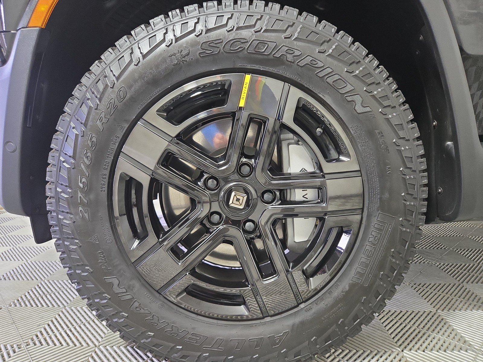 Used 2025 Rivian R1S Adventure AWD/4WD image 9
