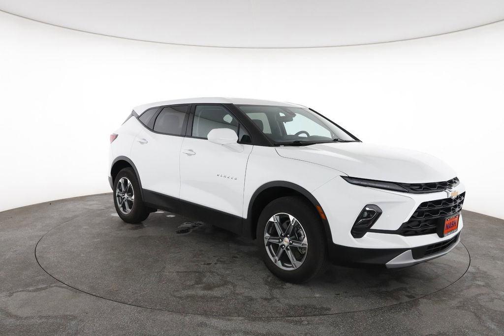Used 2025 Chevrolet Blazer LT FWD image 2