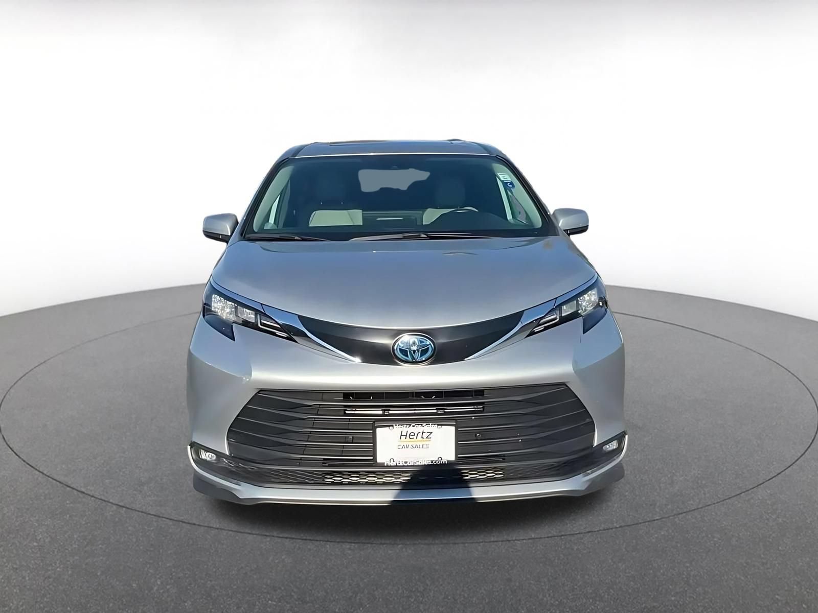 Used 2025 Toyota Sienna XLE FWD image 4
