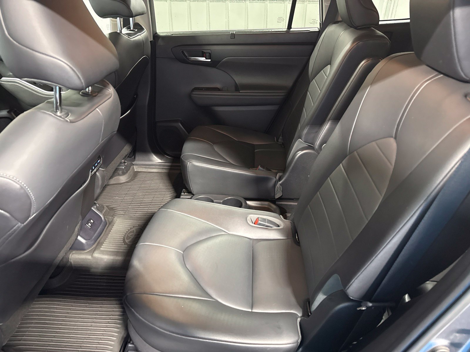 Used 2020 Toyota Highlander XLE AWD/4WD image 24