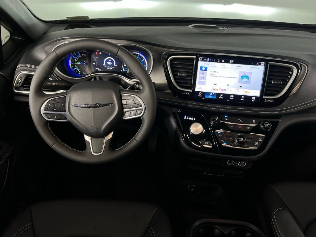 Used 2025 Chrysler Pacifica Select image 15