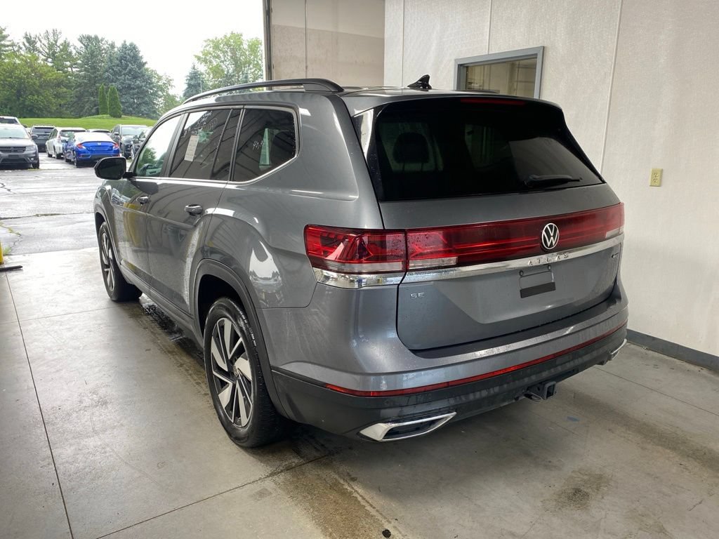 Used 2025 Volkswagen Atlas SE AWD/4WD image 3