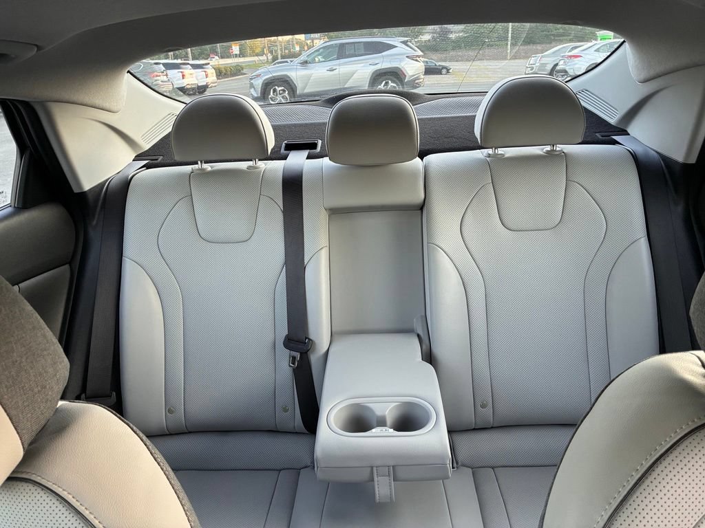 Used 2023 Hyundai Elantra Limited FWD image 15
