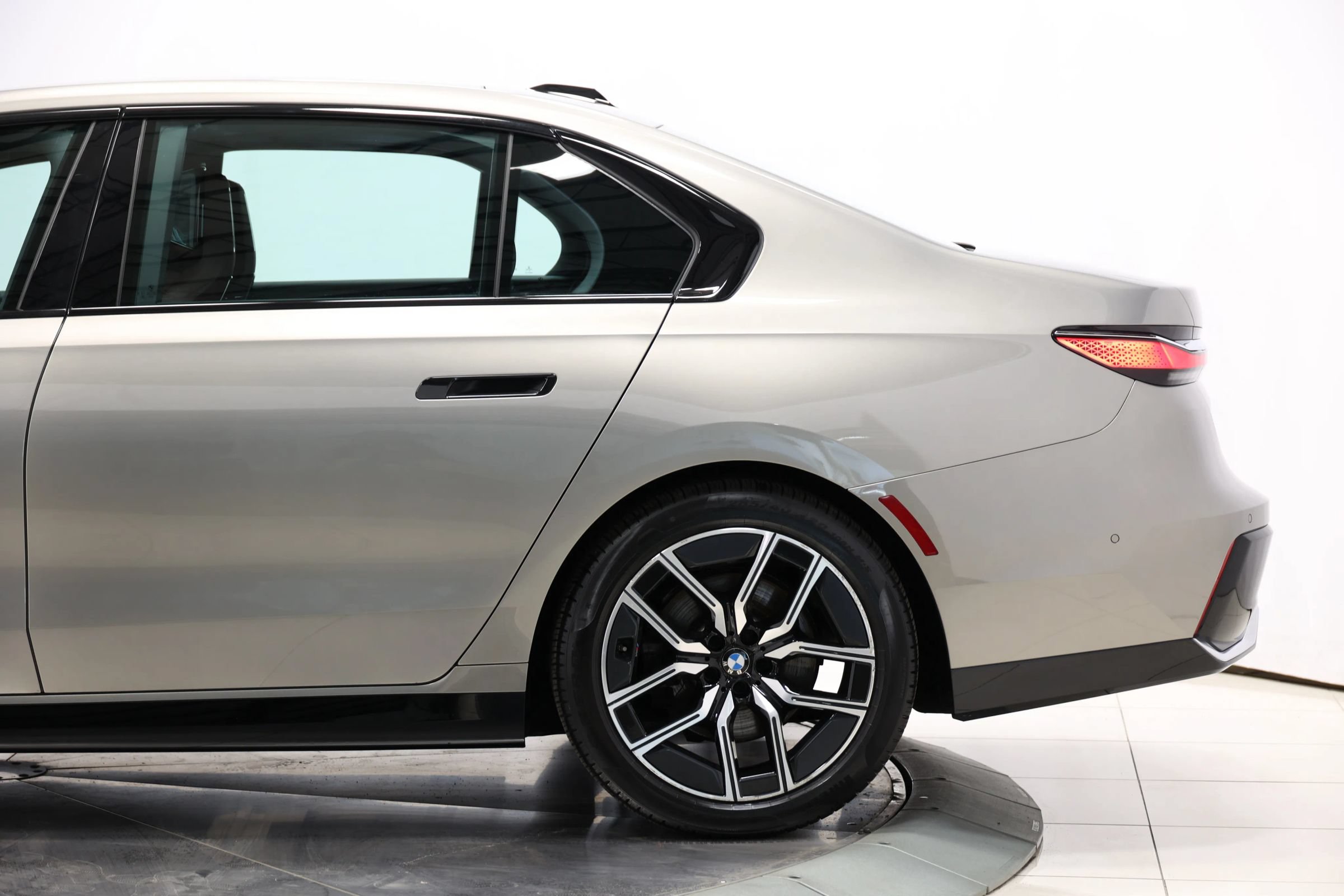 Used 2023 BMW 740i w/ Parking Assistance Package RWD image 8