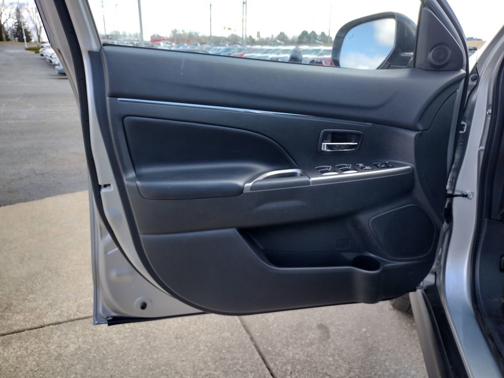 Used 2025 Mitsubishi Outlander Sport SE image 9